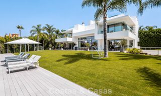 Instapklare, modernistische designvilla te koop, op loopafstand van het strand en voorzieningen in Guadalmina Baja, Marbella 792350 