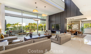 Instapklare, modernistische designvilla te koop, op loopafstand van het strand en voorzieningen in Guadalmina Baja, Marbella 792365 