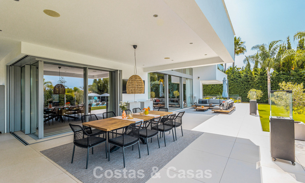 Instapklare, modernistische designvilla te koop, op loopafstand van het strand en voorzieningen in Guadalmina Baja, Marbella 792376