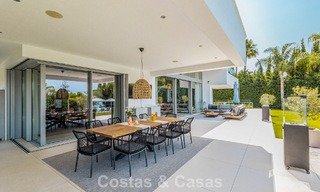 Instapklare, modernistische designvilla te koop, op loopafstand van het strand en voorzieningen in Guadalmina Baja, Marbella 792376 