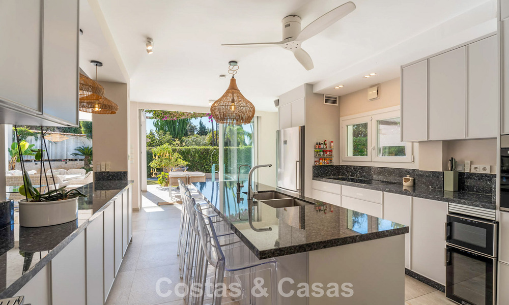 Prachtig gerenoveerde luxevilla met tijdloze Andalusische architectuur te koop aan de oostkant van Marbella 792401