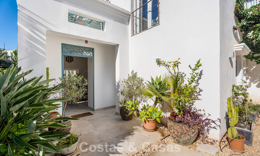 Prachtig gerenoveerde luxevilla met tijdloze Andalusische architectuur te koop aan de oostkant van Marbella 792426