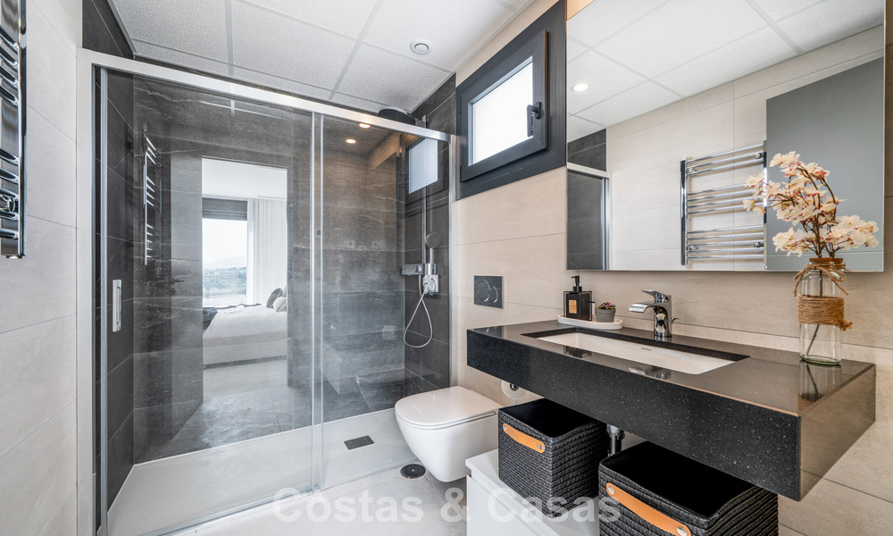 Gloednieuw, modern penthouse met ruim solarium te koop in een gated complex in Benahavis - Marbella 792555