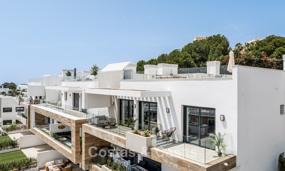 Gloednieuw, modern penthouse met ruim solarium te koop in een gated complex in Benahavis - Marbella 792562