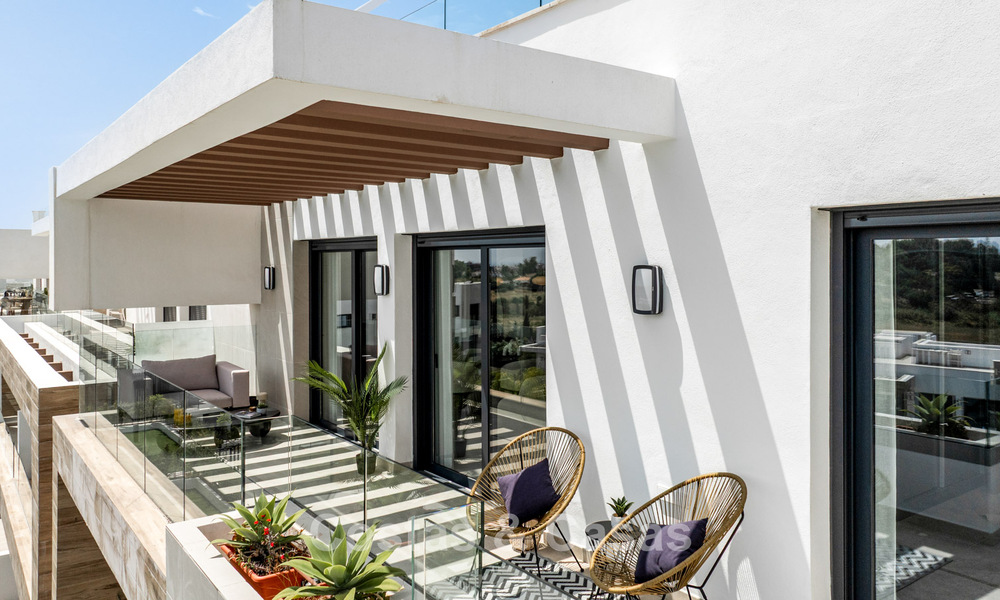 Gloednieuw, modern penthouse met ruim solarium te koop in een gated complex in Benahavis - Marbella 792563