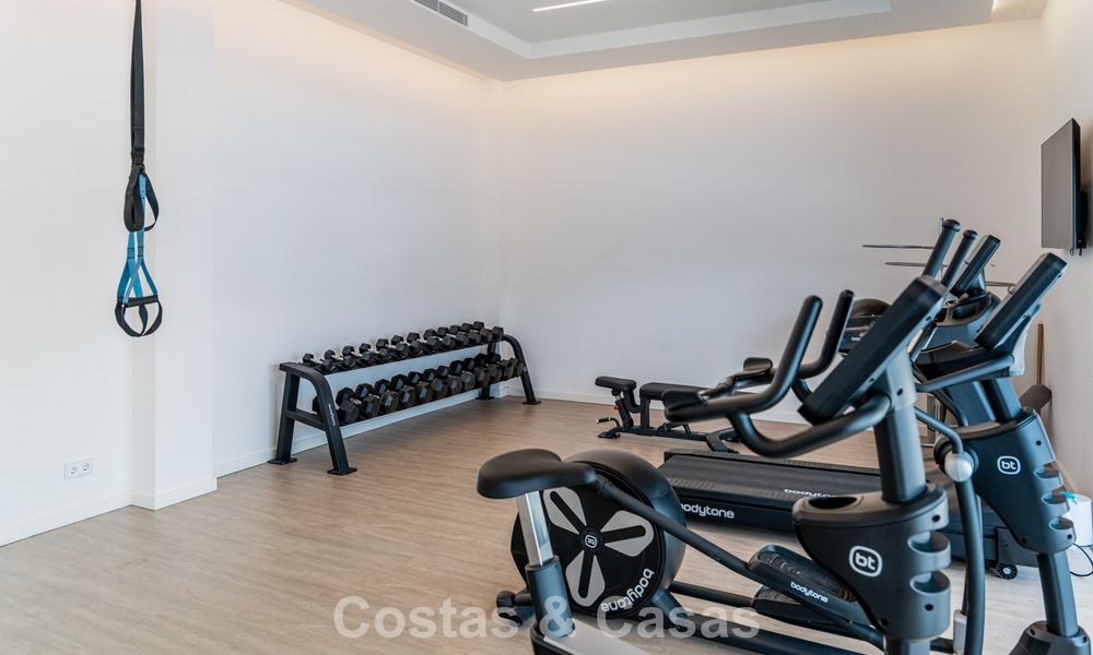 Gloednieuw, modern penthouse met ruim solarium te koop in een gated complex in Benahavis - Marbella 792576