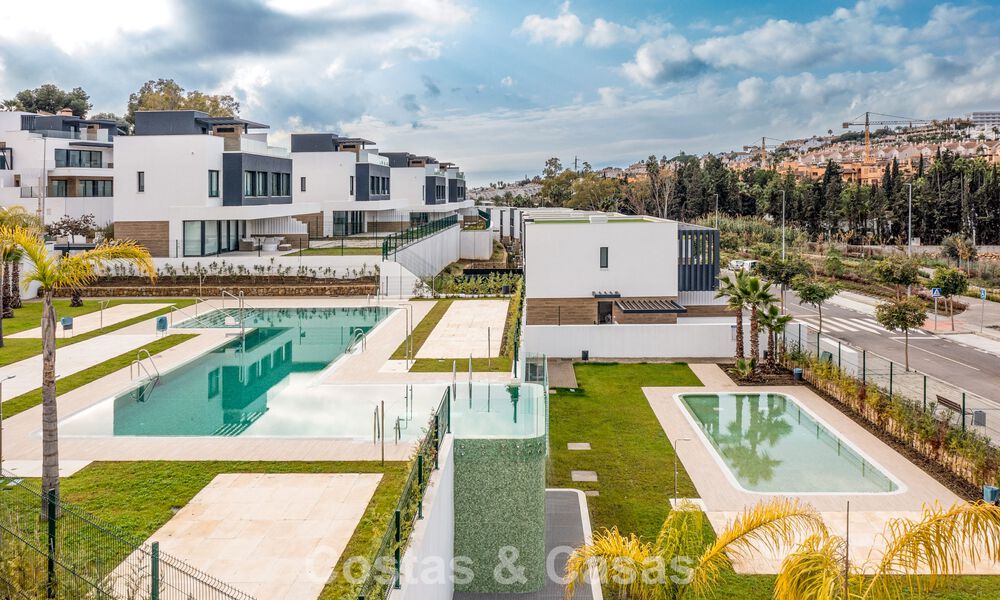Instapklaar, gloednieuw herenhuis met hedendaagse bouwstijl te koop op de New Golden Mile tussen Marbella en Estepona 792586