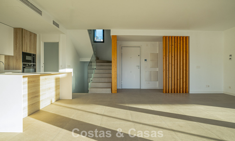 Instapklaar, gloednieuw herenhuis met hedendaagse bouwstijl te koop op de New Golden Mile tussen Marbella en Estepona 792594