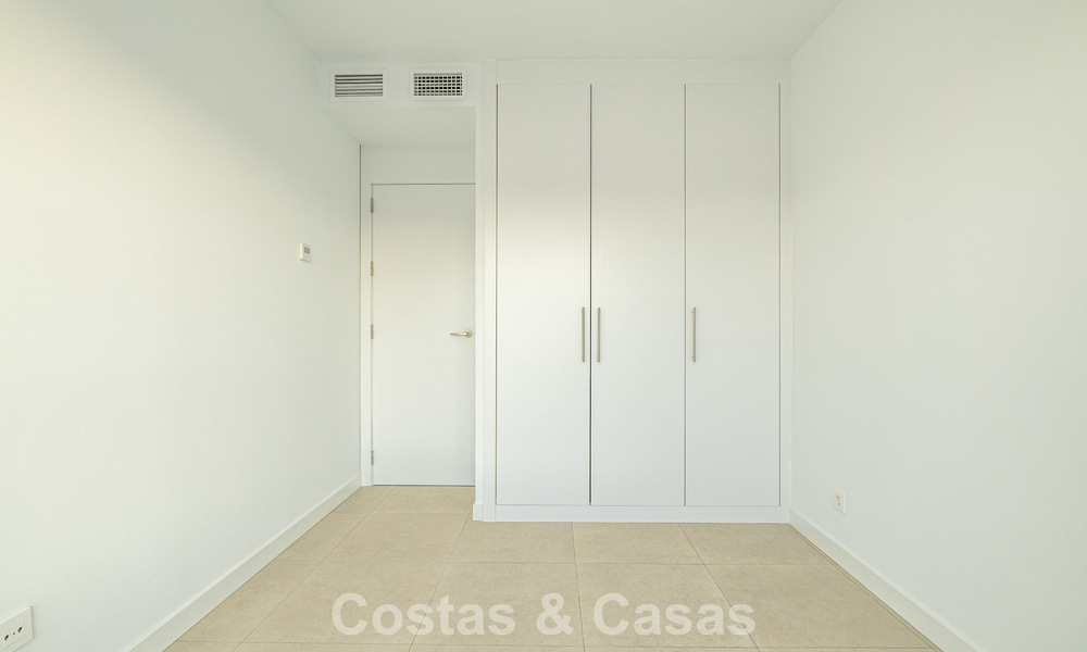 Instapklaar, gloednieuw herenhuis met hedendaagse bouwstijl te koop op de New Golden Mile tussen Marbella en Estepona 792604