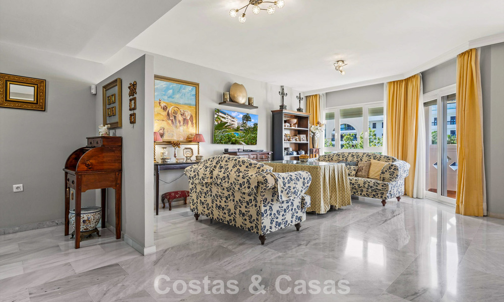 Zeer ruim duplex penthouse te koop op enkele stappen van alle voorzieningen in het centrum van San Pedro, Marbella 792702