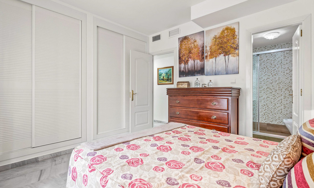 Zeer ruim duplex penthouse te koop op enkele stappen van alle voorzieningen in het centrum van San Pedro, Marbella 792722