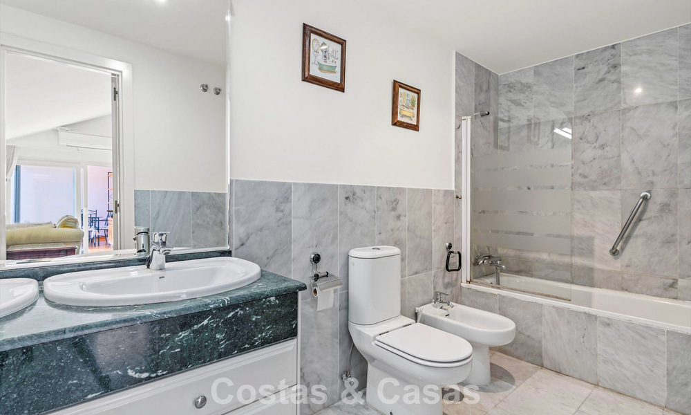 Zeer ruim duplex penthouse te koop op enkele stappen van alle voorzieningen in het centrum van San Pedro, Marbella 792732