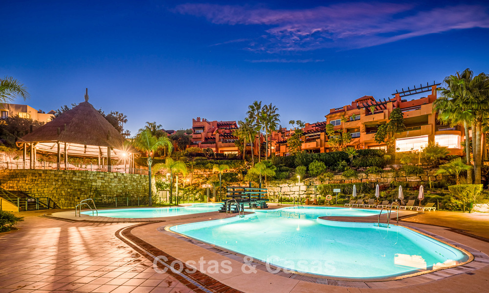 Schitterend, gelijkvloers appartement met 4 slaapkamers te koop in Nueva Andalucia, Marbella 792944