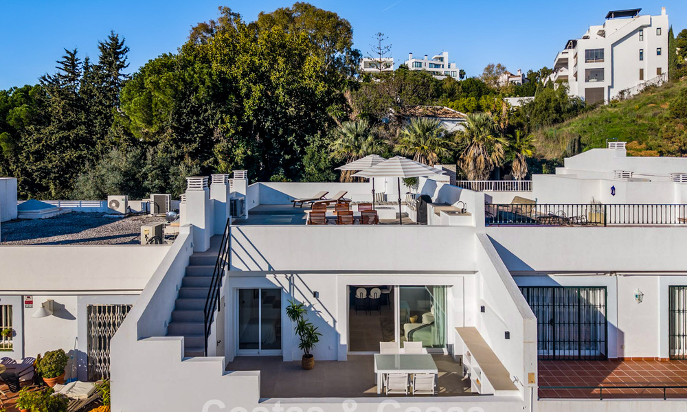 Prachtig gerenoveerd penthouse met ruim dakterras te koop in La Quinta golfresort, Benahavís - Marbella 792984