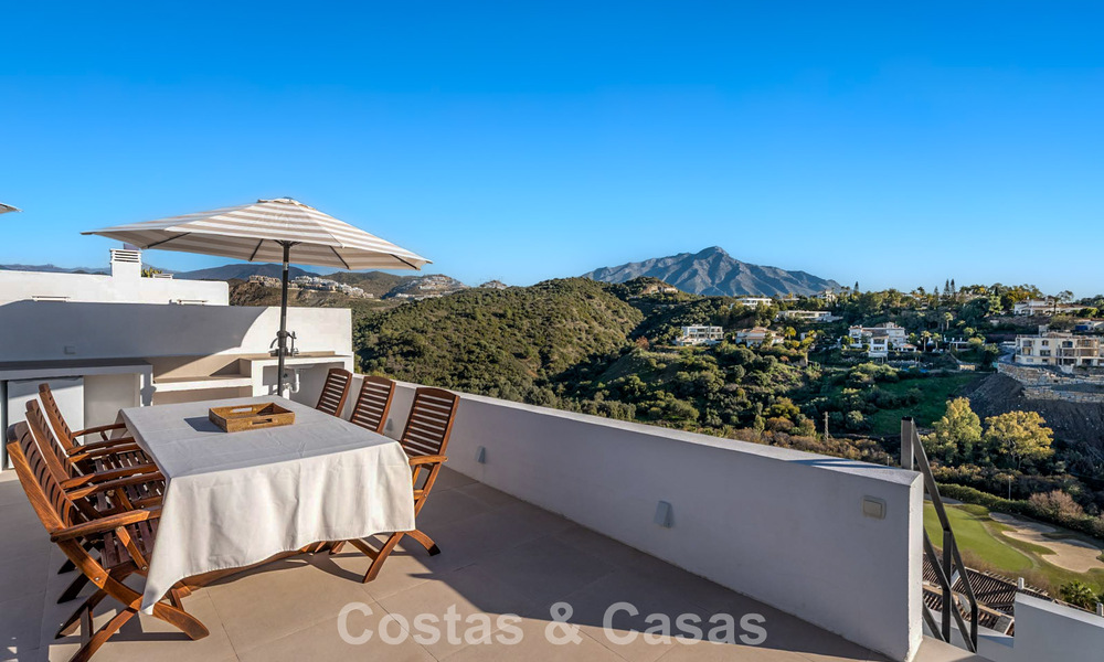 Prachtig gerenoveerd penthouse met ruim dakterras te koop in La Quinta golfresort, Benahavís - Marbella 792989