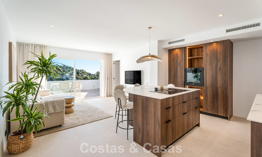 Prachtig gerenoveerd penthouse met ruim dakterras te koop in La Quinta golfresort, Benahavís - Marbella 792998