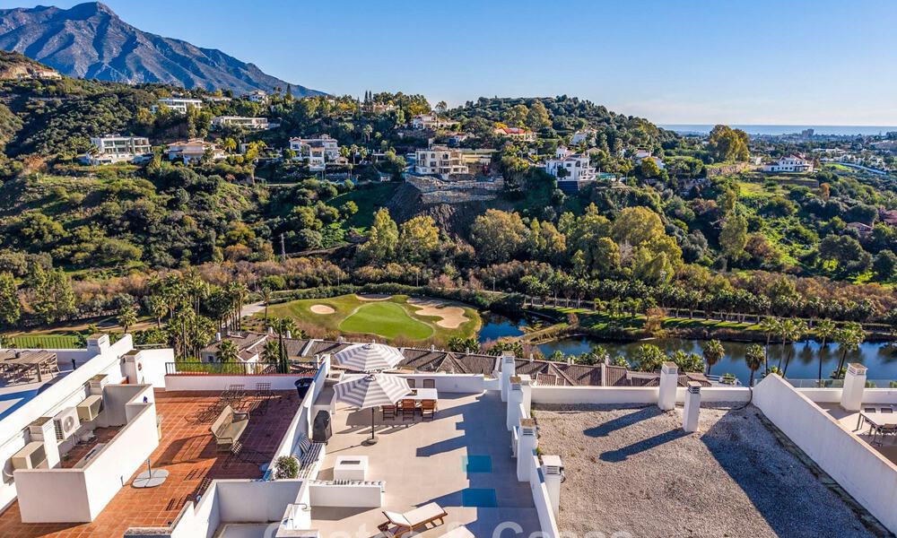 Prachtig gerenoveerd penthouse met ruim dakterras te koop in La Quinta golfresort, Benahavís - Marbella 793005