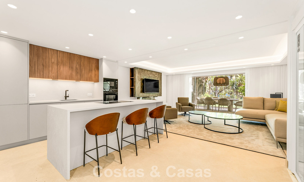 Ruim, eigentijds gerenoveerd herenhuis te koop in een eerstelijnsstrand complex tussen Marbella en Estepona 793057