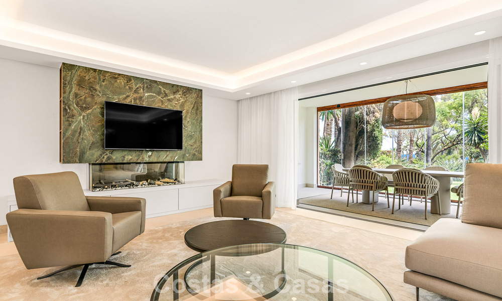 Ruim, eigentijds gerenoveerd herenhuis te koop in een eerstelijnsstrand complex tussen Marbella en Estepona 793060