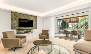 Ruim, eigentijds gerenoveerd herenhuis te koop in een eerstelijnsstrand complex tussen Marbella en Estepona 793060 