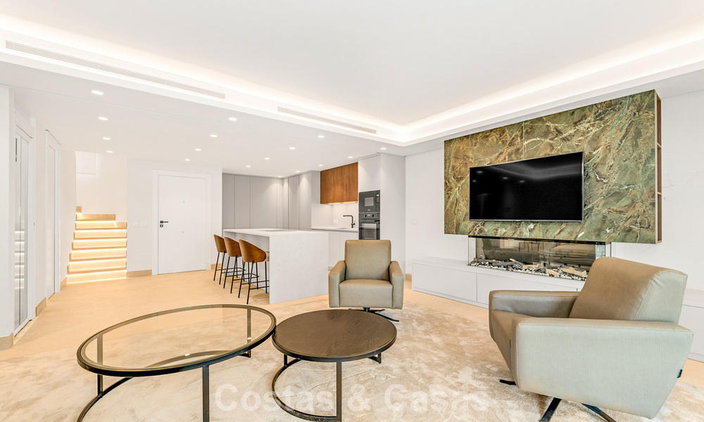 Ruim, eigentijds gerenoveerd herenhuis te koop in een eerstelijnsstrand complex tussen Marbella en Estepona 793062