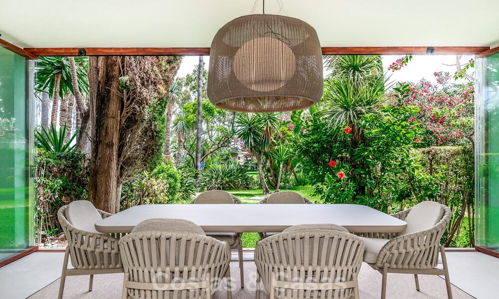 Ruim, eigentijds gerenoveerd herenhuis te koop in een eerstelijnsstrand complex tussen Marbella en Estepona 793064