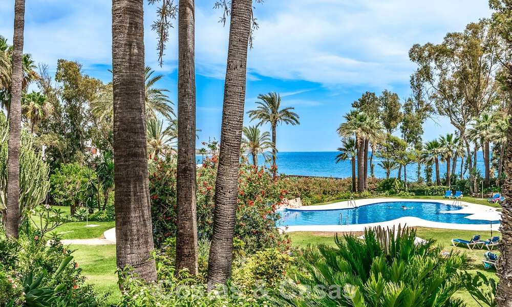 Ruim, eigentijds gerenoveerd herenhuis te koop in een eerstelijnsstrand complex tussen Marbella en Estepona 793065