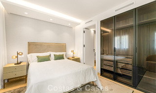 Ruim, eigentijds gerenoveerd herenhuis te koop in een eerstelijnsstrand complex tussen Marbella en Estepona 793067 