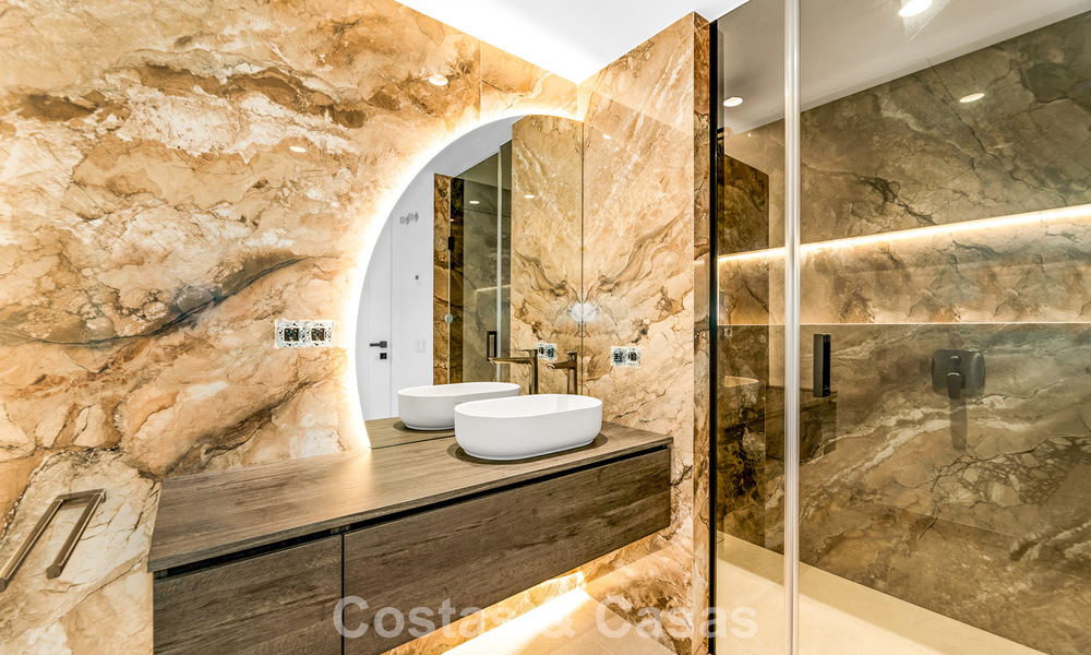 Ruim, eigentijds gerenoveerd herenhuis te koop in een eerstelijnsstrand complex tussen Marbella en Estepona 793068