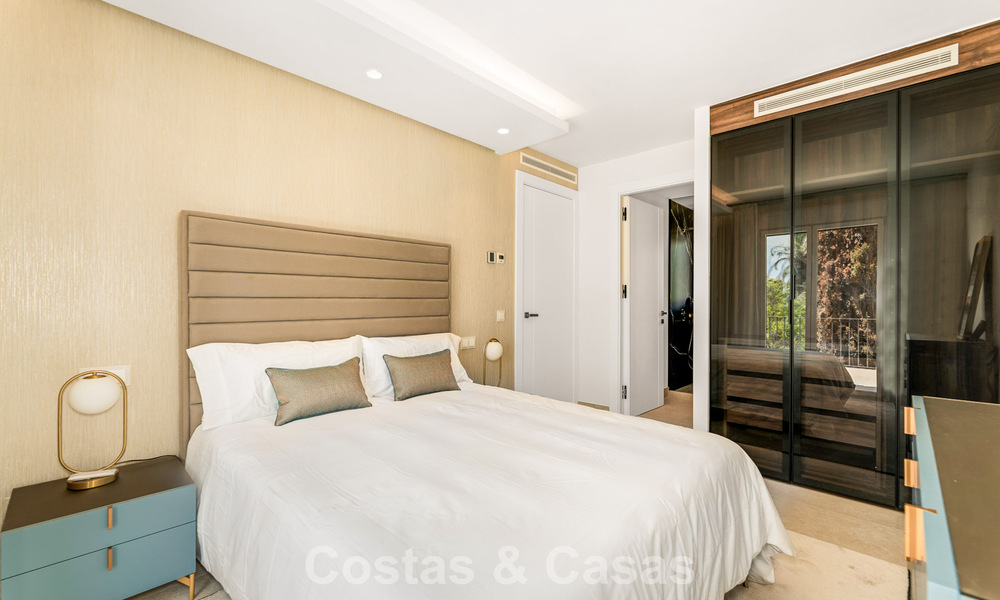 Ruim, eigentijds gerenoveerd herenhuis te koop in een eerstelijnsstrand complex tussen Marbella en Estepona 793073