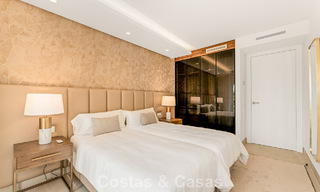 Ruim, eigentijds gerenoveerd herenhuis te koop in een eerstelijnsstrand complex tussen Marbella en Estepona 793076 