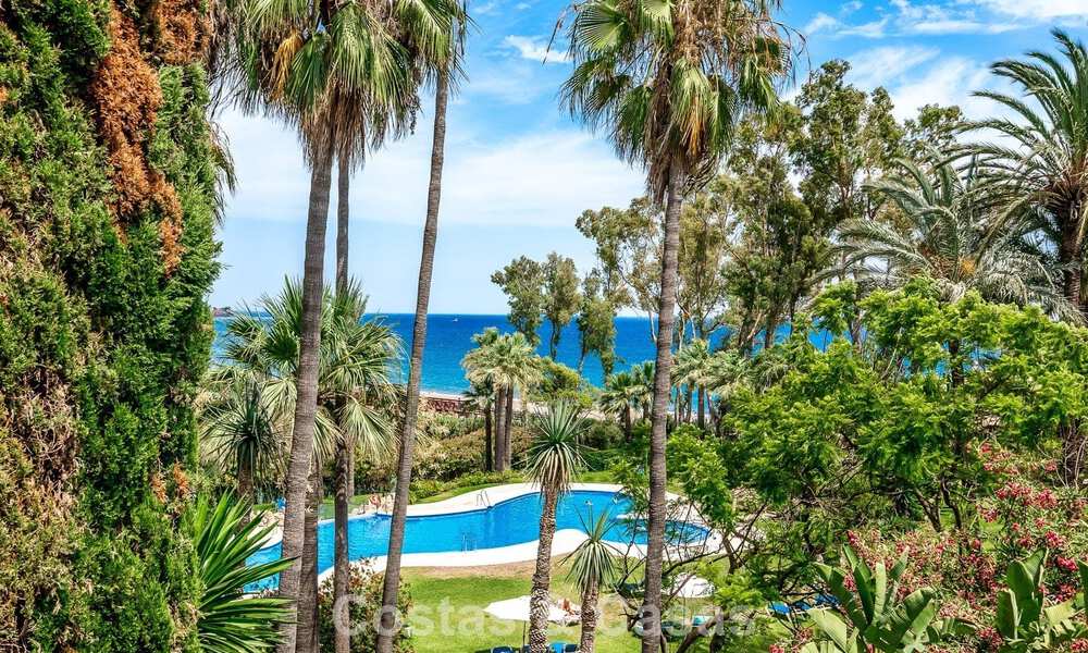 Ruim, eigentijds gerenoveerd herenhuis te koop in een eerstelijnsstrand complex tussen Marbella en Estepona 793077