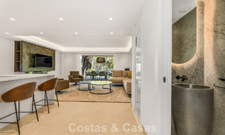 Ruim, eigentijds gerenoveerd herenhuis te koop in een eerstelijnsstrand complex tussen Marbella en Estepona 793081 