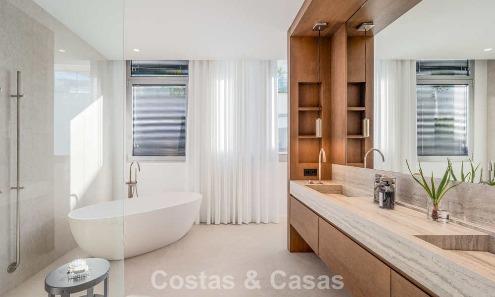 Moderne halfvrijstaande villa te koop met subliem zeezicht in een gated community van Sierra Blanca, Marbella’s Golden Mile 793033