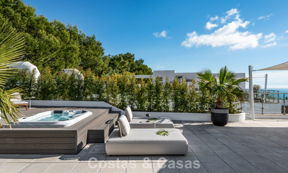 Moderne halfvrijstaande villa te koop met subliem zeezicht in een gated community van Sierra Blanca, Marbella’s Golden Mile 793047