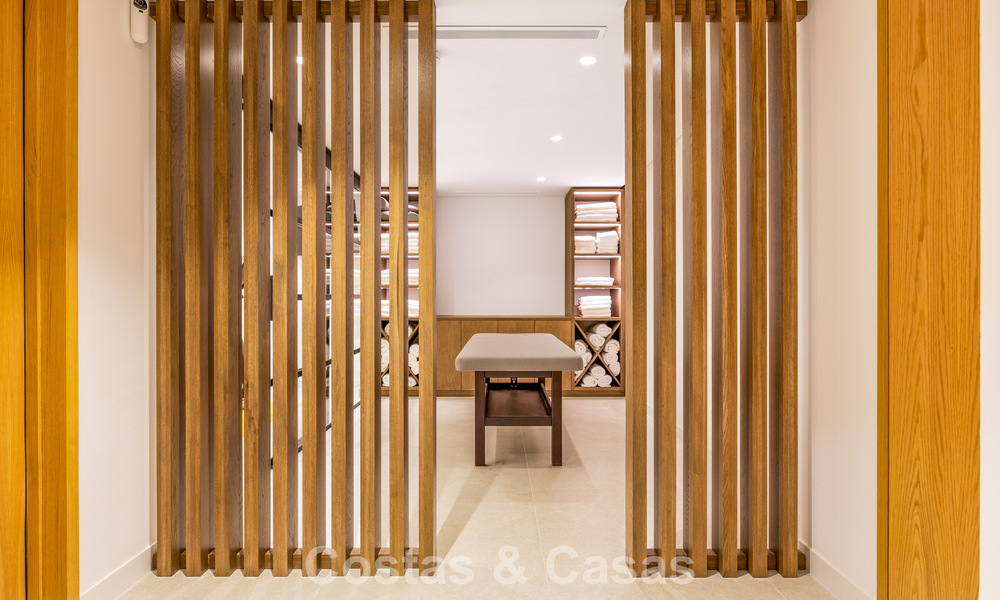 Instapklare, eigentijds-mediterrane villa met onverstoord, panoramisch zeezicht te koop in Benahavis - Marbella 793424