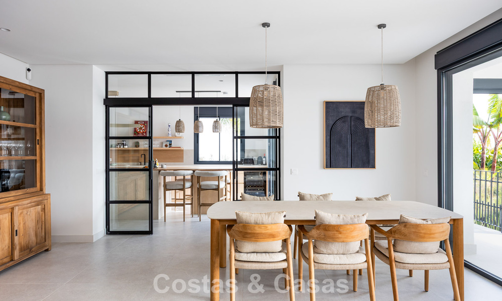 Instapklare, eigentijds-mediterrane villa met onverstoord, panoramisch zeezicht te koop in Benahavis - Marbella 793436