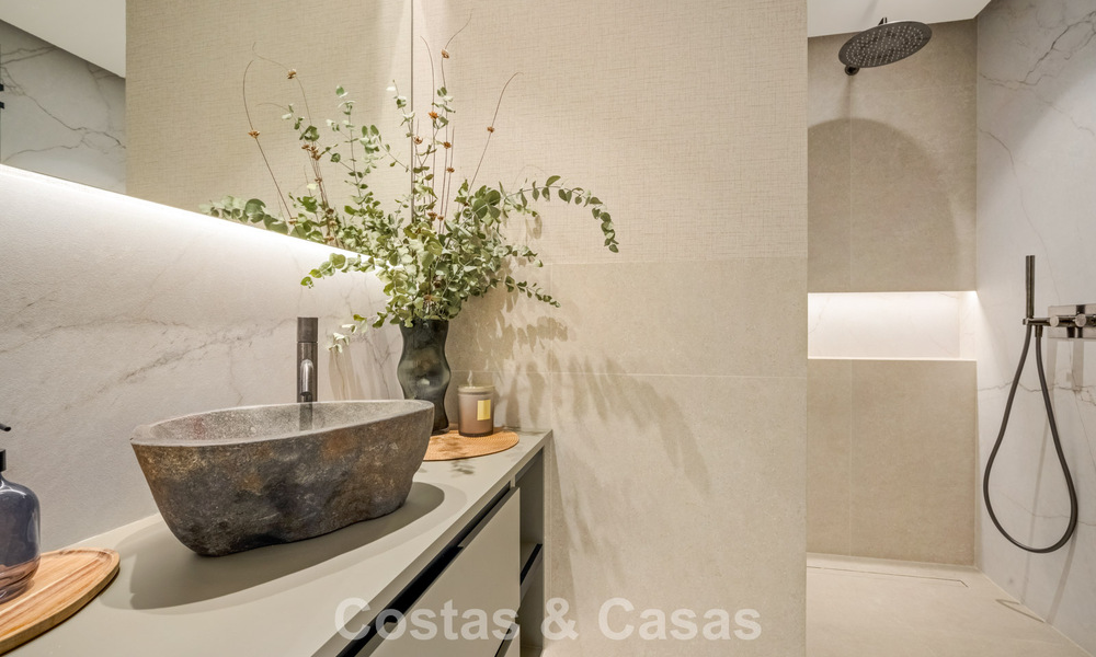 Instapklaar, eigentijds ingericht tuinappartement met 4 slaapkamers te koop op de Golden Mile van Marbella 793575