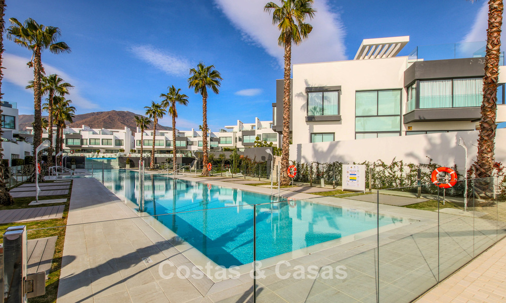 Instapklare, moderne, eerstelijnsstrand luxe rijwoning te koop met frontaal zeezicht, op wandelafstand van het centrum van Estepona 793210