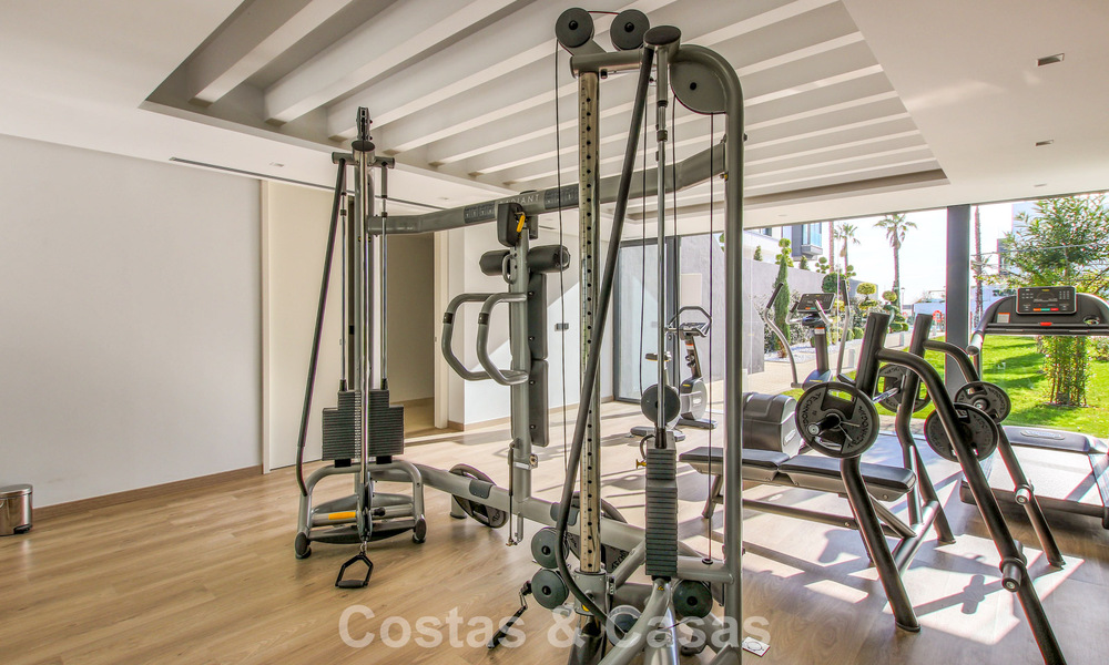 Instapklare, moderne, eerstelijnsstrand luxe rijwoning te koop met frontaal zeezicht, op wandelafstand van het centrum van Estepona 793212