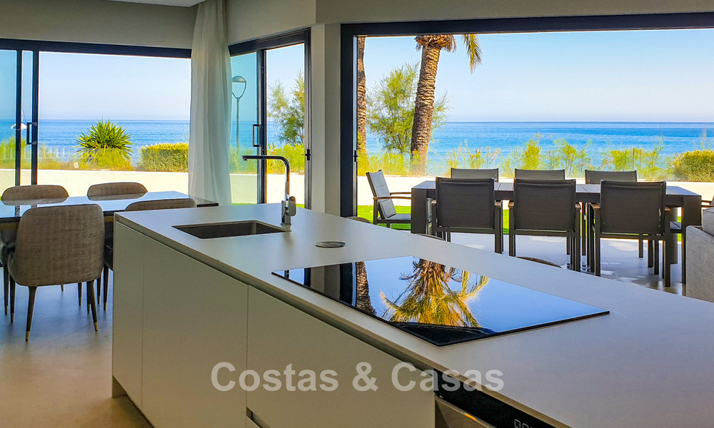 Instapklare, moderne, eerstelijnsstrand luxe rijwoning te koop met frontaal zeezicht, op wandelafstand van het centrum van Estepona 793220