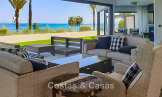 Instapklare, moderne, eerstelijnsstrand luxe rijwoning te koop met frontaal zeezicht, op wandelafstand van het centrum van Estepona 793221 