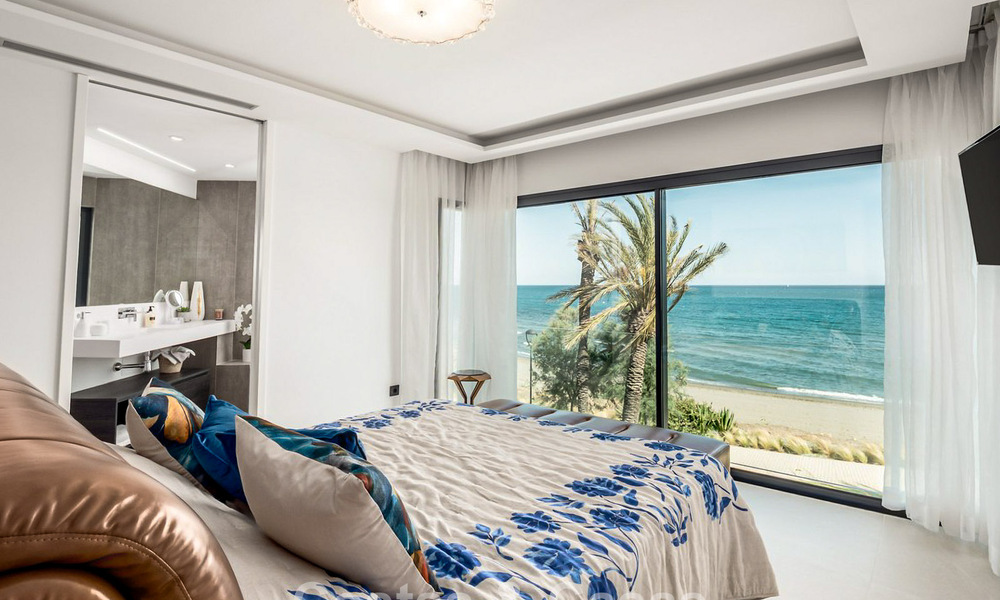 Instapklare, moderne, eerstelijnsstrand luxe rijwoning te koop met frontaal zeezicht, op wandelafstand van het centrum van Estepona 793223