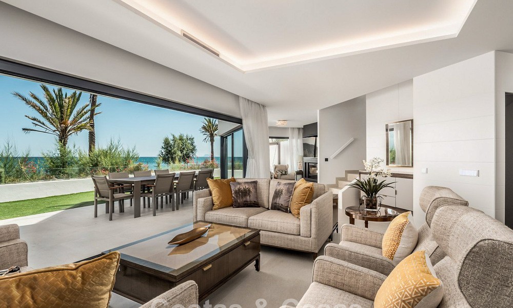 Instapklare, moderne, eerstelijnsstrand luxe rijwoning te koop met frontaal zeezicht, op wandelafstand van het centrum van Estepona 793224