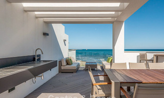 Instapklare, moderne, eerstelijnsstrand luxe rijwoning te koop met frontaal zeezicht, op wandelafstand van het centrum van Estepona 793226 