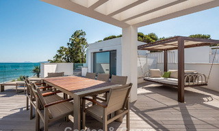 Instapklare, moderne, eerstelijnsstrand luxe rijwoning te koop met frontaal zeezicht, op wandelafstand van het centrum van Estepona 793227 