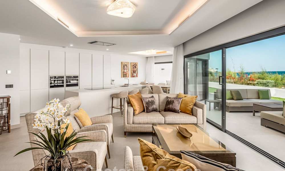 Instapklare, moderne, eerstelijnsstrand luxe rijwoning te koop met frontaal zeezicht, op wandelafstand van het centrum van Estepona 793230