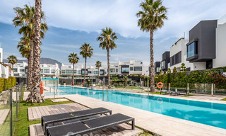 Instapklare, moderne, eerstelijnsstrand luxe rijwoning te koop met frontaal zeezicht, op wandelafstand van het centrum van Estepona 793232 