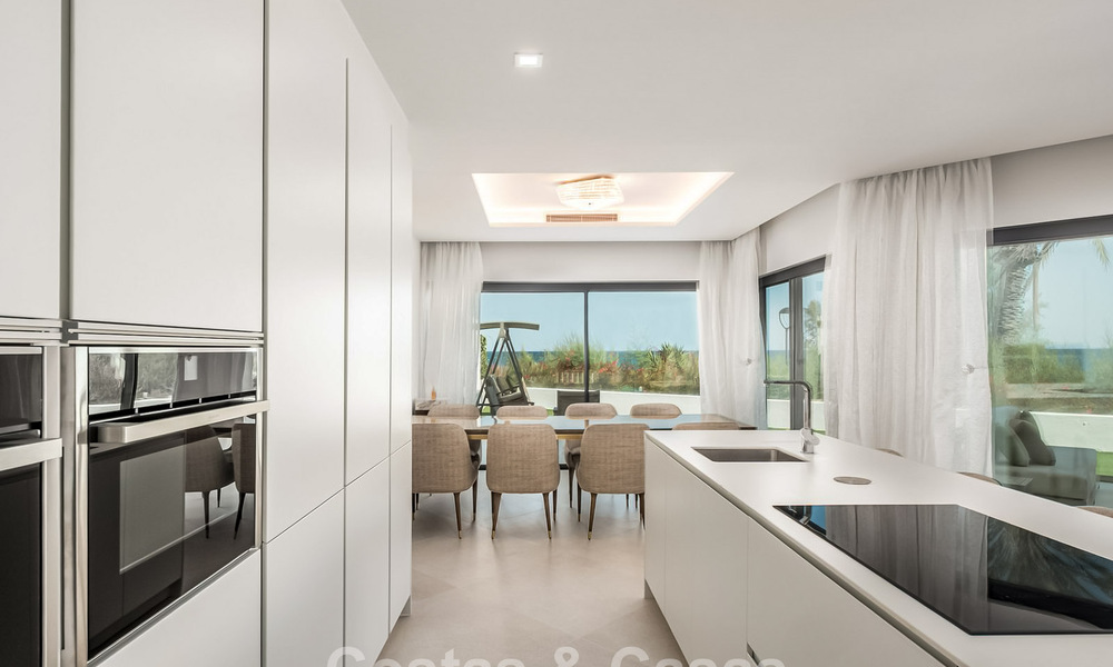Instapklare, moderne, eerstelijnsstrand luxe rijwoning te koop met frontaal zeezicht, op wandelafstand van het centrum van Estepona 793236