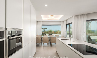 Instapklare, moderne, eerstelijnsstrand luxe rijwoning te koop met frontaal zeezicht, op wandelafstand van het centrum van Estepona 793236 